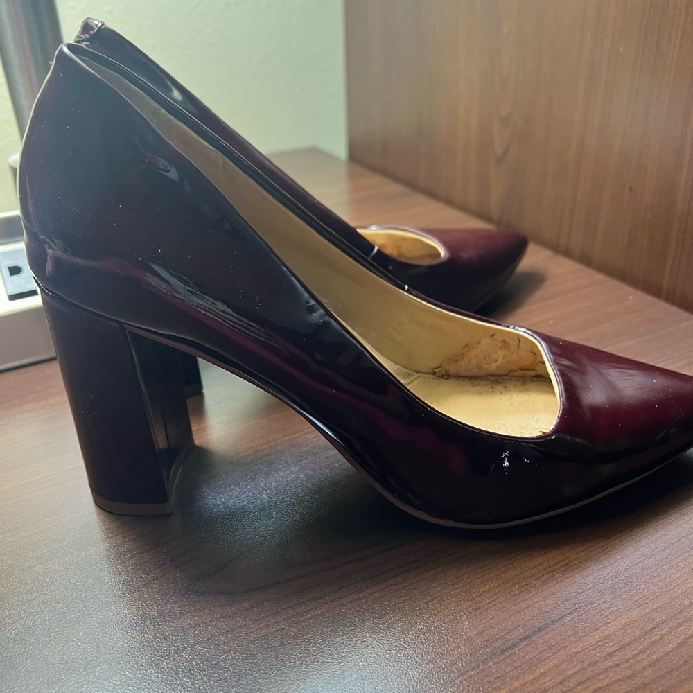 Banana Republic Burgundy Faux Patent Leather Chunky Heeled Pumps Size 7.5 - Picture 2 of 11